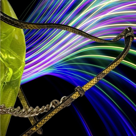 Victoria’s Secret Neon Green Vinyl & Snakeskin Pattern Backpack Bag w/Gold Chain - Picture 9 of 12